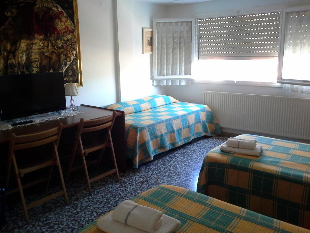Pension Lacasta Zaragoza Bagian luar foto